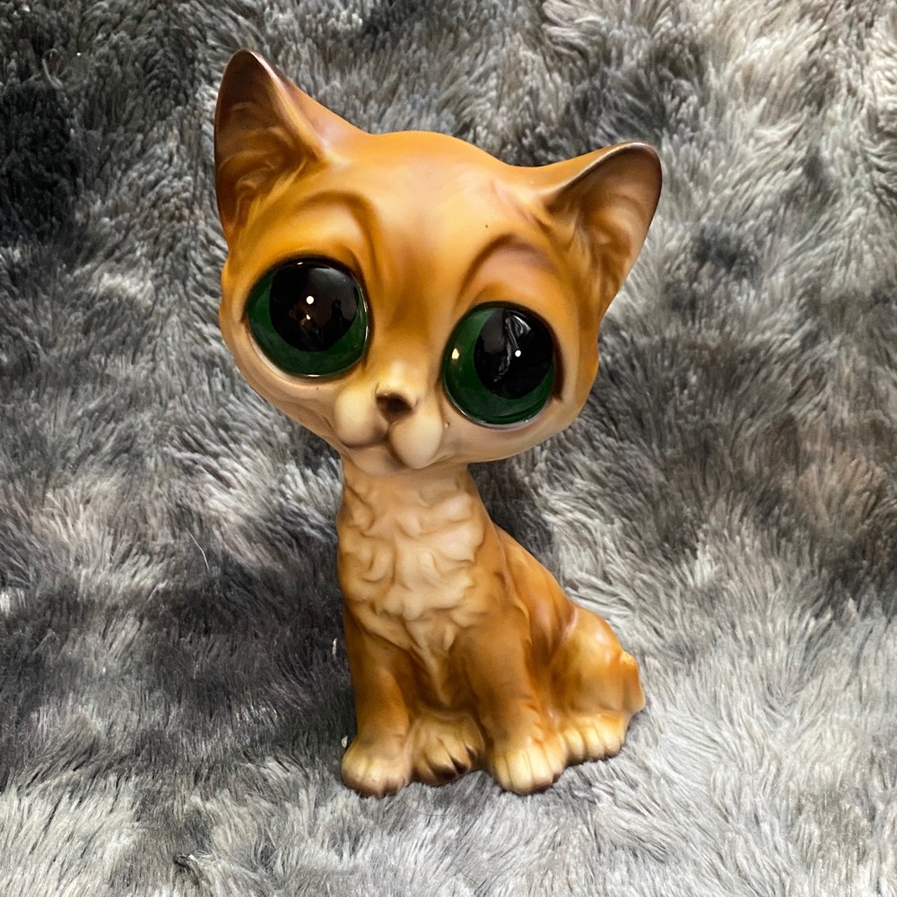 Mid Century Ceramic Big
Eyed Cat Figurine